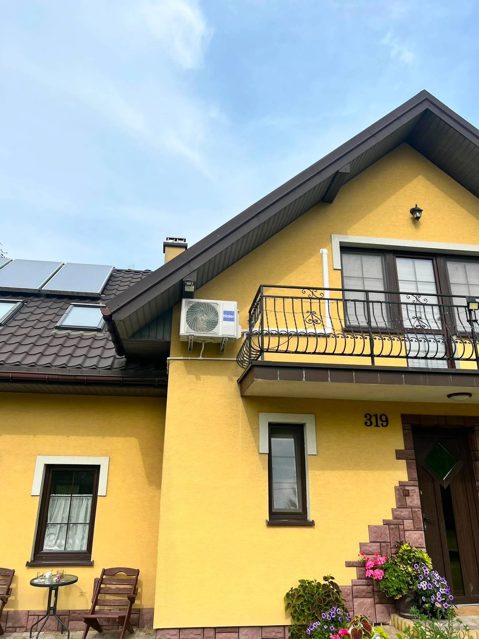 Jednostka zewnętrzna klimatyzacji przy elewacji domu